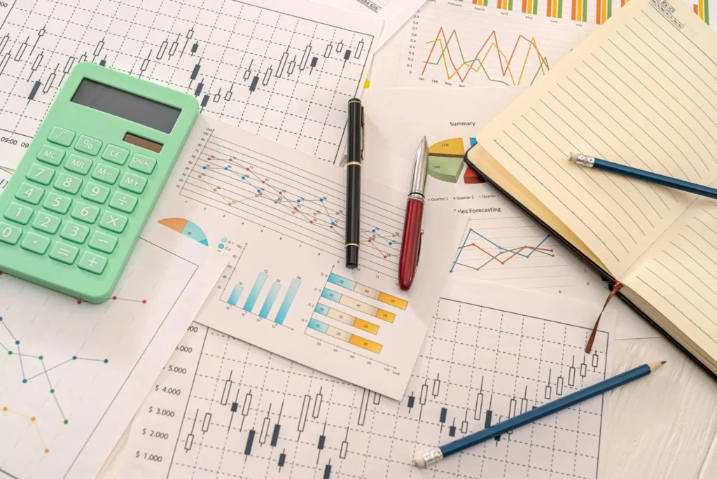 Calculator and financial reports used to calculate ecommerce profit